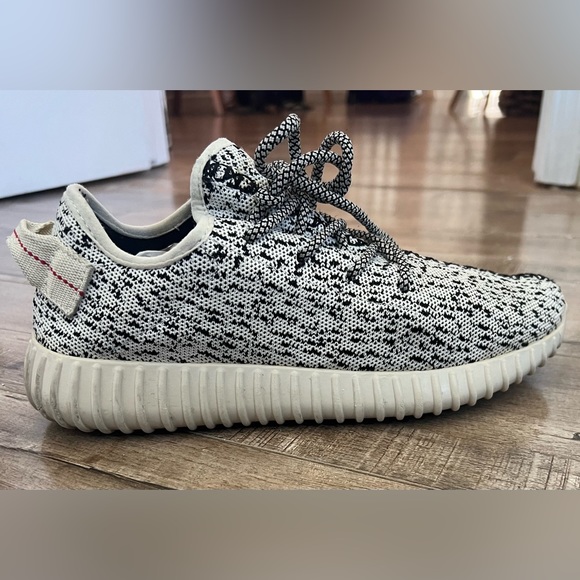 Yeezy 350 Turtlelove.      Size 7.      Worn very good condition.  No box. - Picture 9 of 11